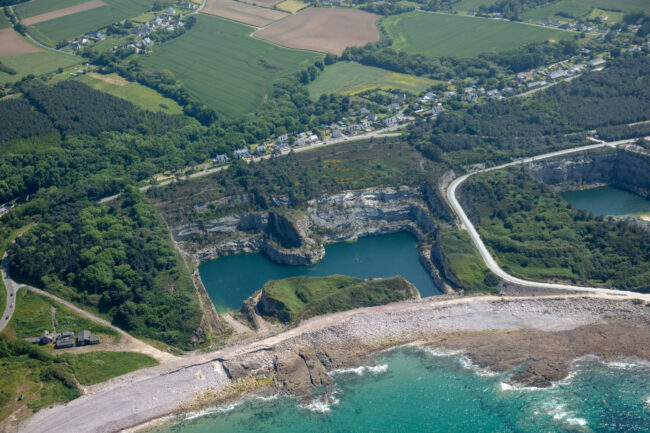 vue aérienne d'une ancienne carrière réaménagée en plan d'eau, en bord de mer