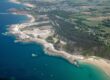 vue aérienne de l'ancienne carrière de grès rose de Fréhel, en bord de mer dans les Côtes-d'Armor