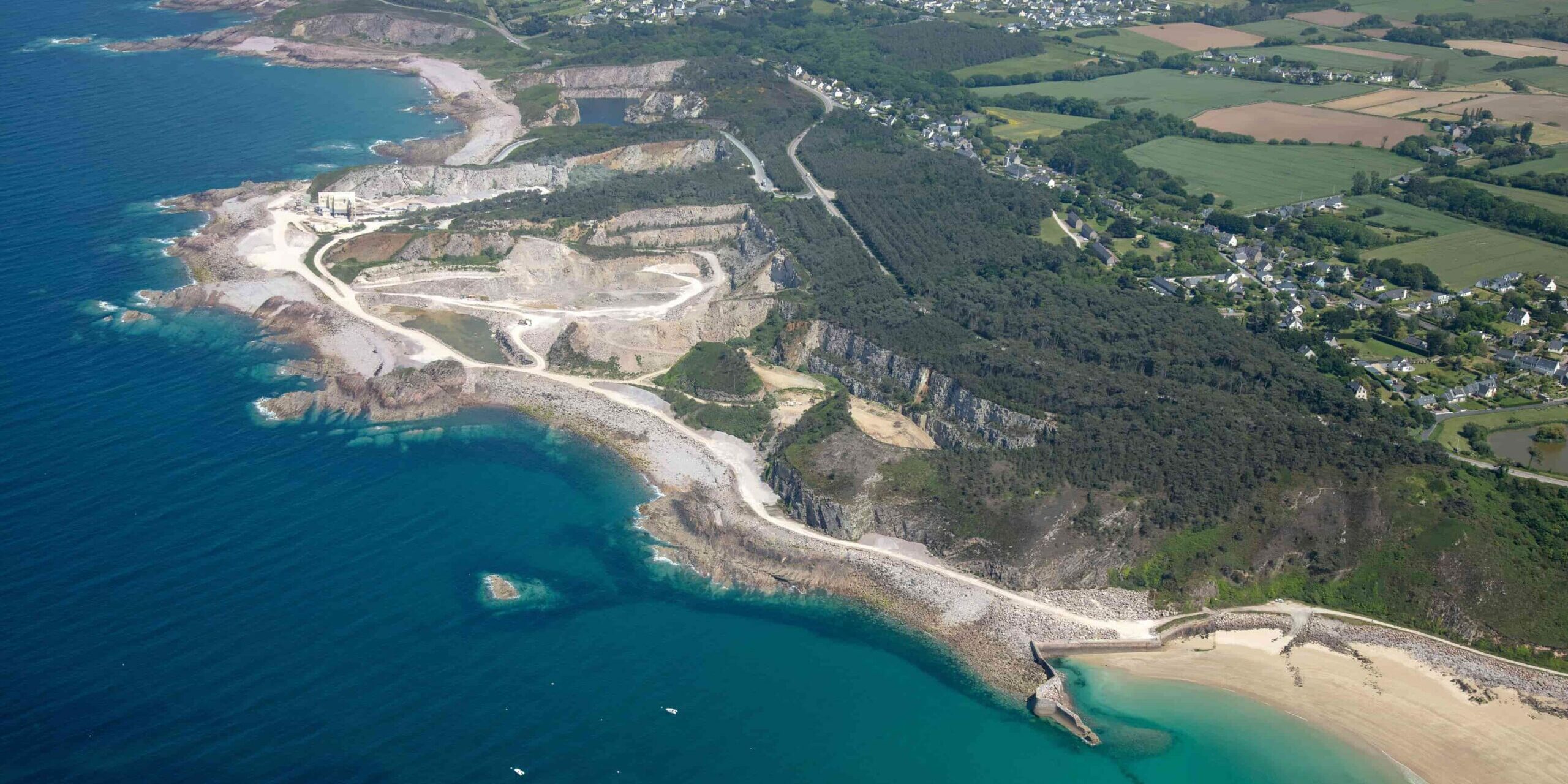 vue aérienne de l'ancienne carrière de grès rose de Fréhel, en bord de mer dans les Côtes-d'Armor
