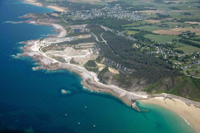 carriere-frehel-vue-aerienne.jpg vue aérienne de l'ancienne carrière de grès rose de Fréhel, en bord de mer dans les Côtes-d'Armor